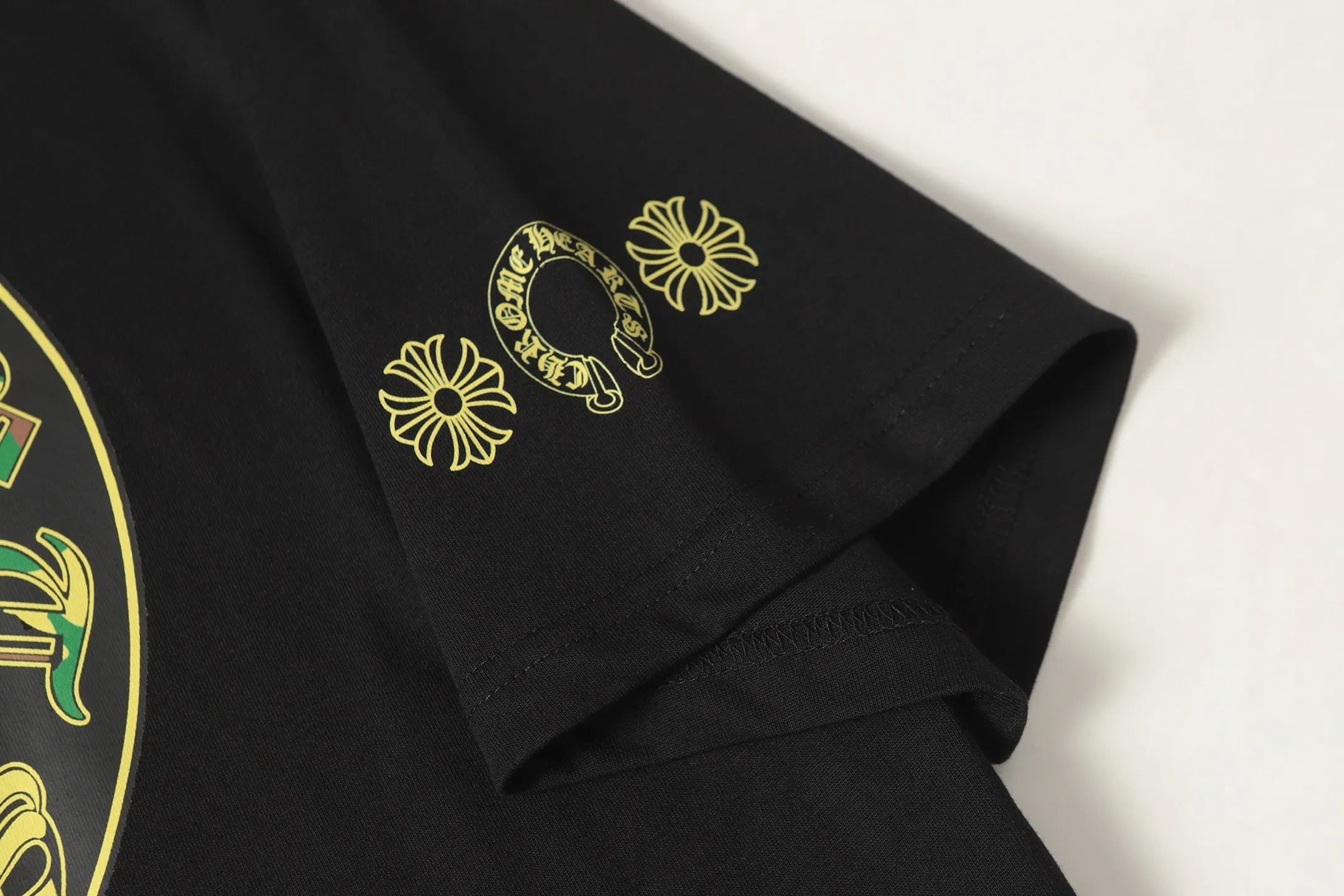 P160 Cross-border running quantity model, please do not place an order if you pursue quality - Chrome Hearts/Chrome Hearts green military flower Sanskrit horseshoe print popular short-sleeved T-shirt - High weight, high density and high quality, soft, delicate and skin-friendly wool, soft and silky to the touch, excellent warmth and skin-friendly properties - Custom-woven and custom-dyed, no color difference, no matter the fabric or workmanship details, beat the ordinary version on the market -Colour: black white -Size: S M L XL